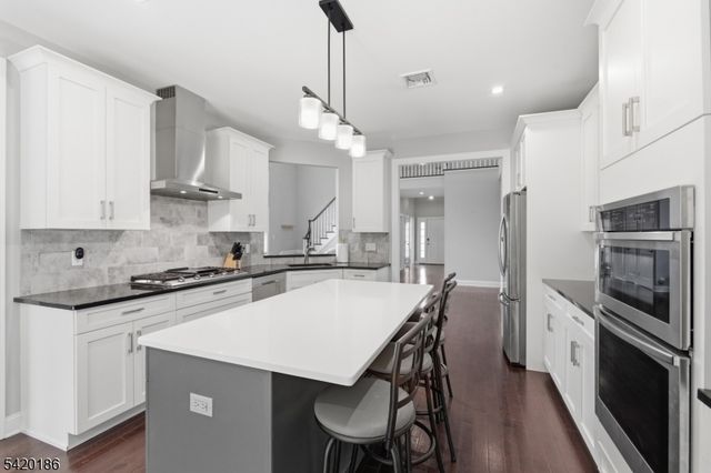 11 Bluffs Ct, Hamburg Boro, NJ 07419