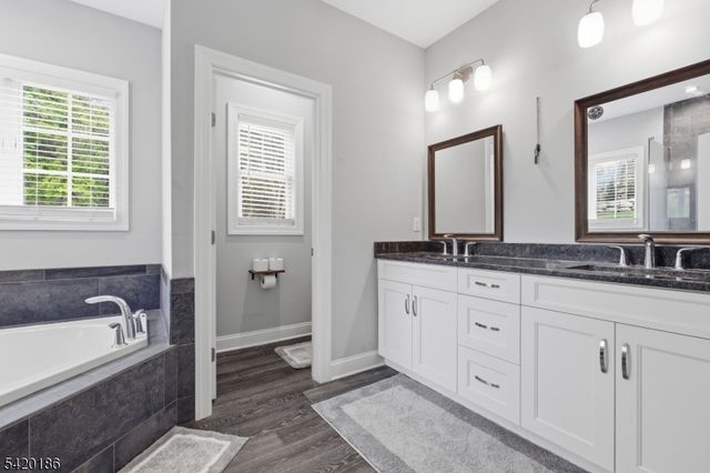11 Bluffs Ct, Hamburg Boro, NJ 07419
