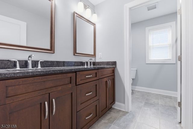 11 Bluffs Ct, Hamburg Boro, NJ 07419