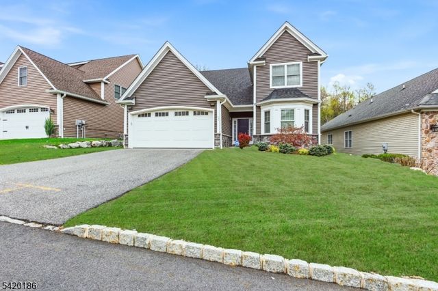 11 Bluffs Ct, Hamburg Boro, NJ 07419