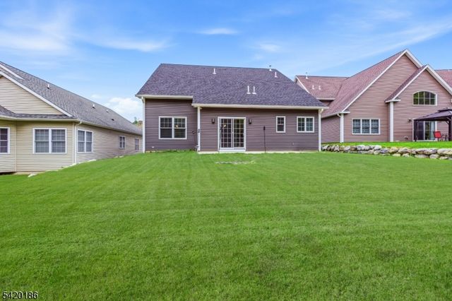 11 Bluffs Ct, Hamburg Boro, NJ 07419