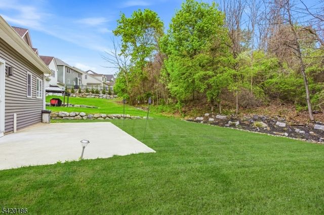 11 Bluffs Ct, Hamburg Boro, NJ 07419