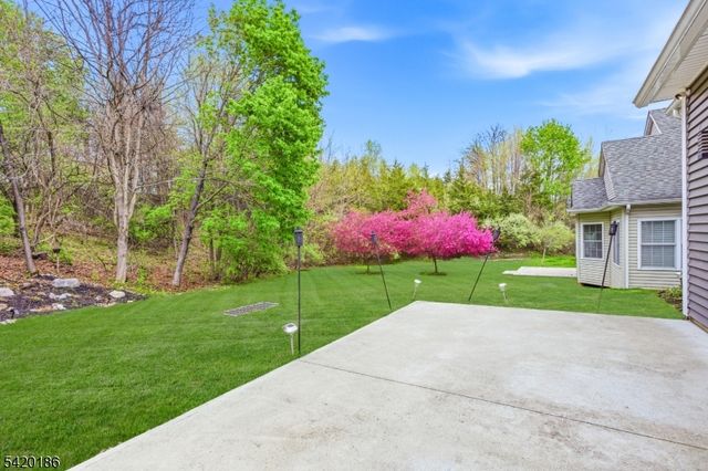 11 Bluffs Ct, Hamburg Boro, NJ 07419
