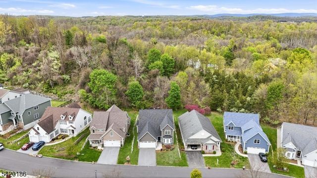 11 Bluffs Ct, Hamburg Boro, NJ 07419