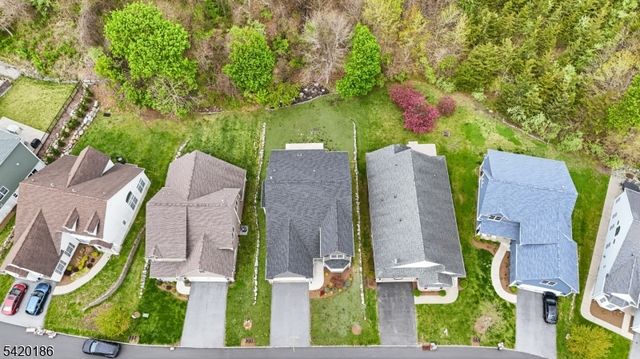 11 Bluffs Ct, Hamburg Boro, NJ 07419