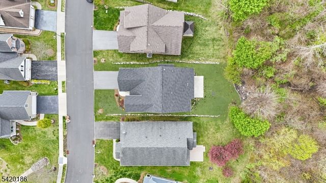 11 Bluffs Ct, Hamburg Boro, NJ 07419