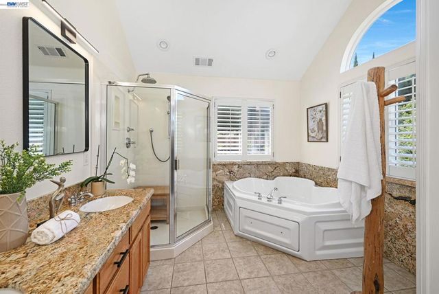 2473 Centennial Ln, Hayward, CA 94541