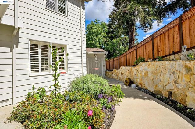 2473 Centennial Ln, Hayward, CA 94541
