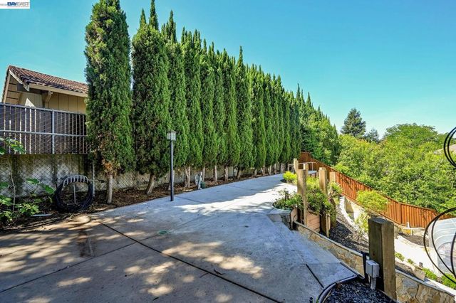 2473 Centennial Ln, Hayward, CA 94541