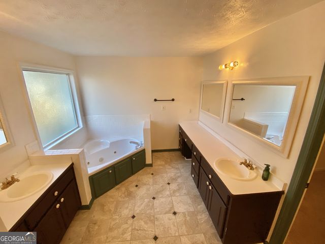 2935 Meadow Gate Way, Loganville, GA 30052