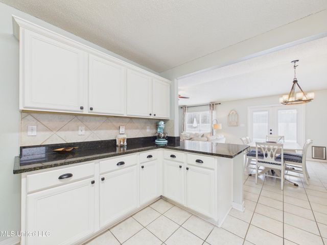 5801 Julie Lane, Ocean Springs, MS 39564