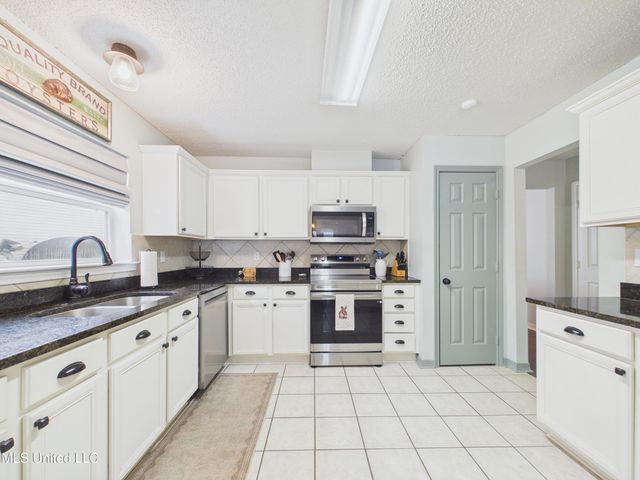 5801 Julie Lane, Ocean Springs, MS 39564