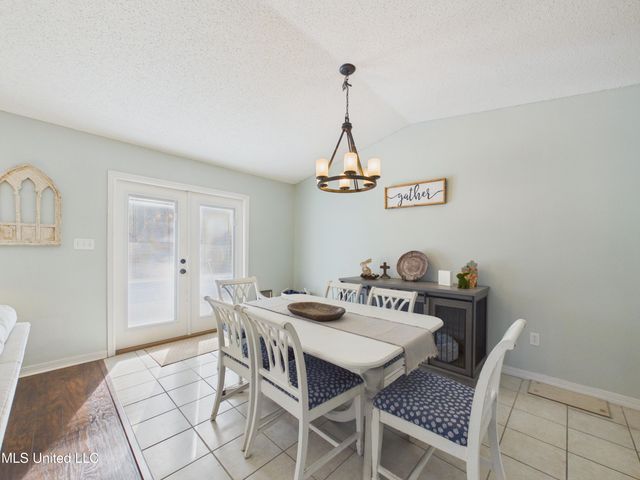 5801 Julie Lane, Ocean Springs, MS 39564