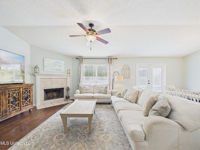 5801 Julie Lane, Ocean Springs, MS 39564