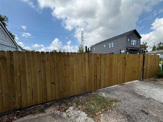 220 E 37th Street, Houston, TX 77018