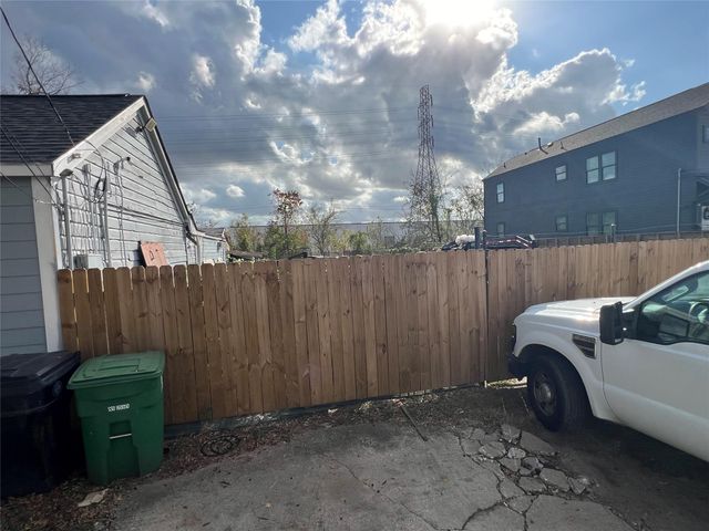 220 E 37th Street, Houston, TX 77018