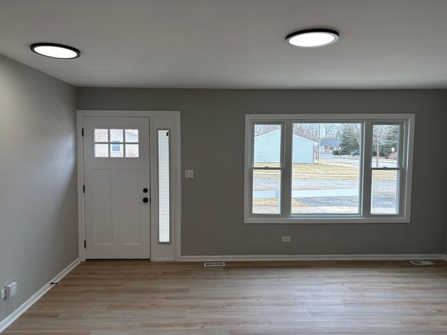 8124 Kensington Lane, Hanover Park, IL 60133