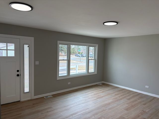 8124 Kensington Lane, Hanover Park, IL 60133