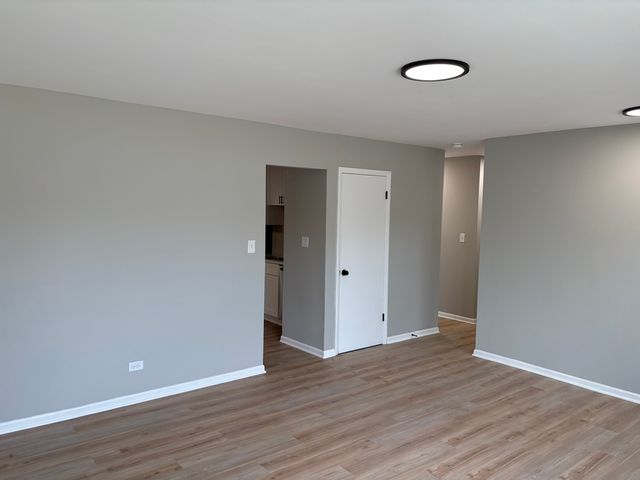 8124 Kensington Lane, Hanover Park, IL 60133