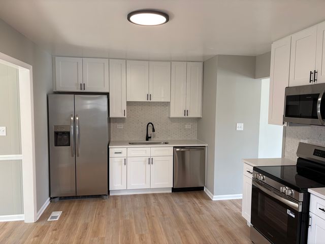 8124 Kensington Lane, Hanover Park, IL 60133