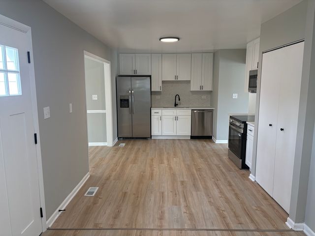 8124 Kensington Lane, Hanover Park, IL 60133