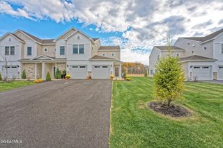 8 Kendra Court, Colonie, NY 12047