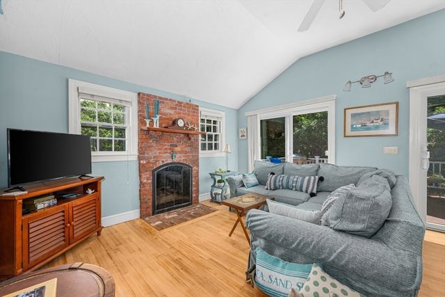 181 School St, Barnstable, MA 02635