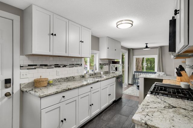 16570 22nd Street S, Saint Mary's Point, MN 55043