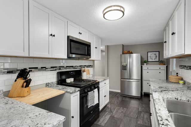 16570 22nd Street S, Saint Mary's Point, MN 55043