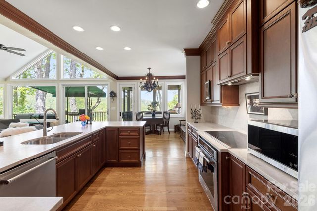 8 Spring Ridge Lane, Hendersonville, NC 28739