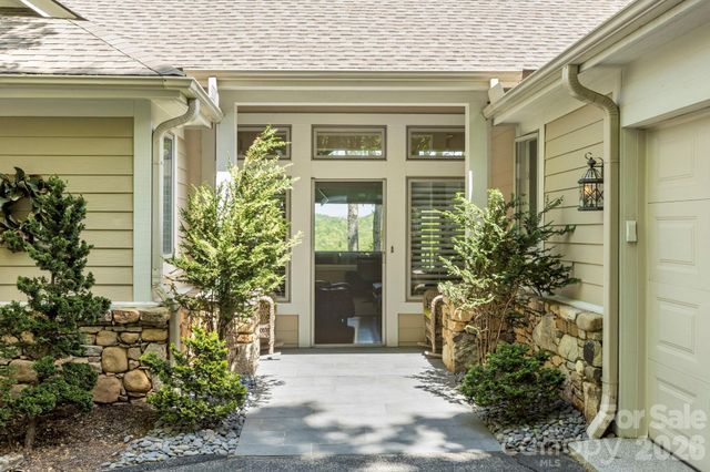 8 Spring Ridge Lane, Hendersonville, NC 28739