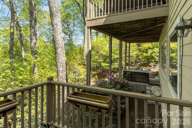 8 Spring Ridge Lane, Hendersonville, NC 28739