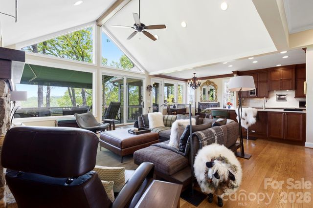 8 Spring Ridge Lane, Hendersonville, NC 28739