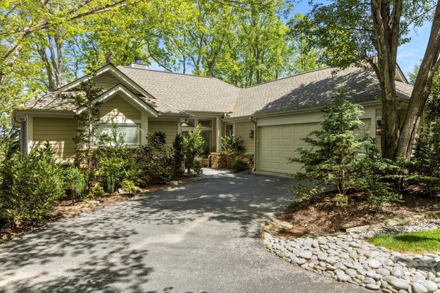 8 Spring Ridge Lane, Hendersonville, NC 28739