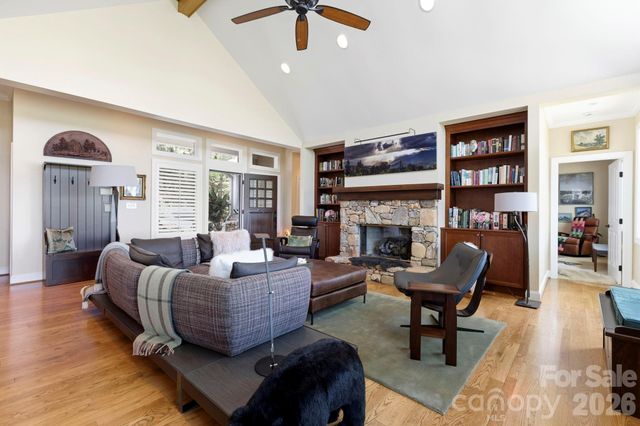 8 Spring Ridge Lane, Hendersonville, NC 28739