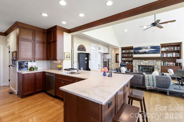 8 Spring Ridge Lane, Hendersonville, NC 28739