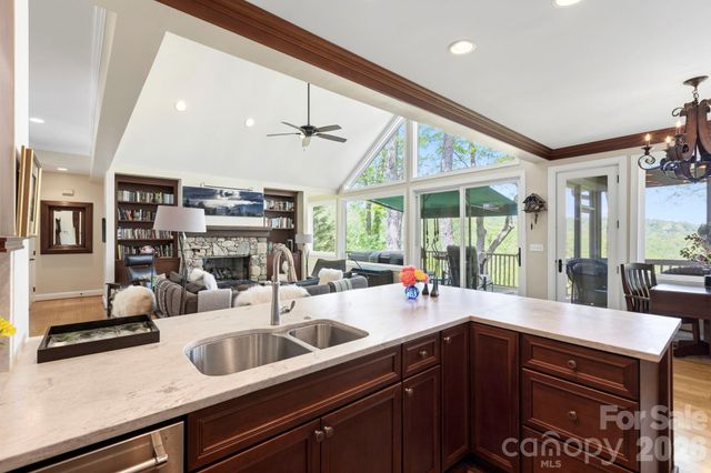 8 Spring Ridge Lane, Hendersonville, NC 28739