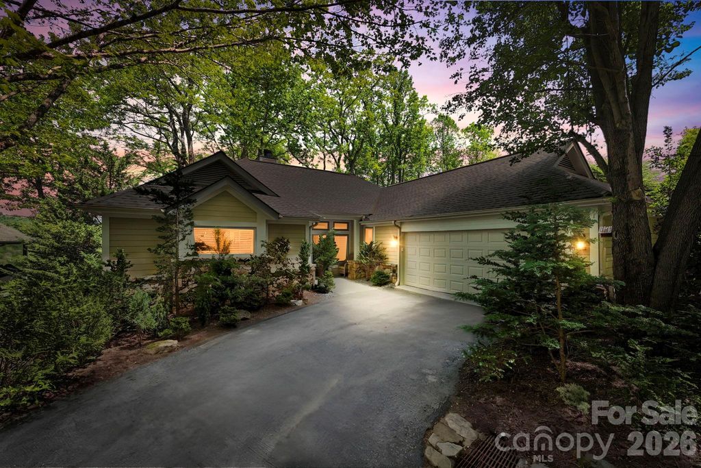 8 Spring Ridge Lane, Hendersonville, NC 28739