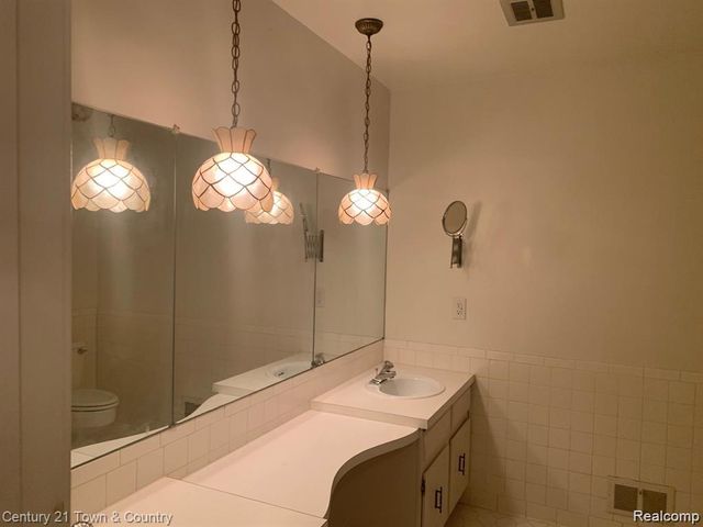 42160 E Woodward Avenue Avenue 8, Bloomfield Charter Township, MI 48304