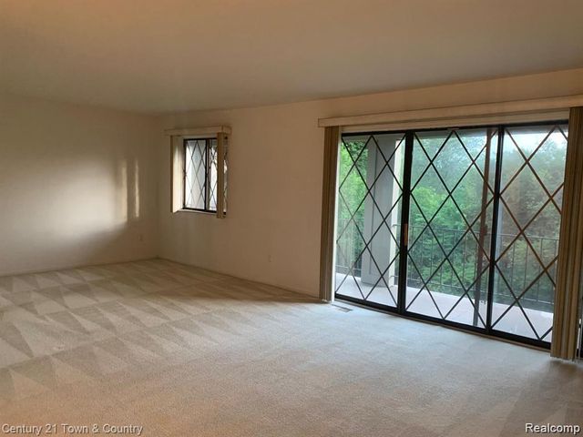 42160 E Woodward Avenue Avenue 8, Bloomfield Charter Township, MI 48304