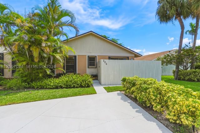 206 SE 1st Cir 13-B, Boynton Beach, FL 33435
