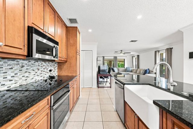 206 SE 1st Cir 13-B, Boynton Beach, FL 33435