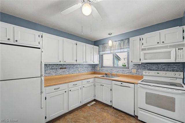 5556 Hilltop Oval, Parma, OH 44134