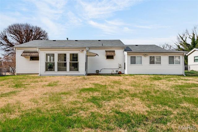 525 Fox Crest Drive, Hazelwood, MO 63042