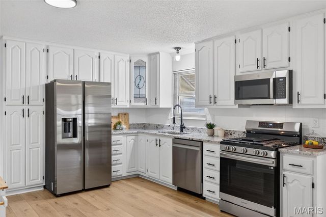 525 Fox Crest Drive, Hazelwood, MO 63042