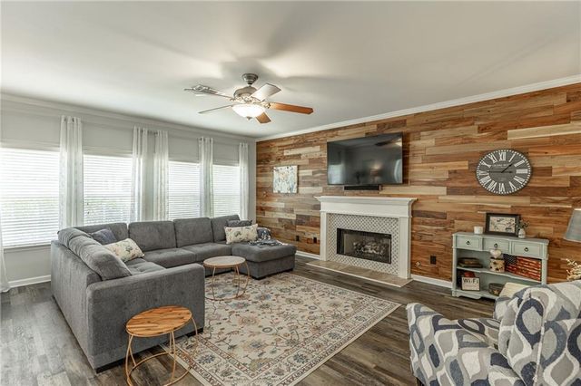 933 Cruce Lake Drive, Hoschton, GA 30548