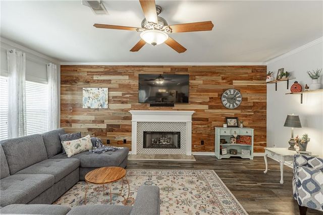 933 Cruce Lake Drive, Hoschton, GA 30548