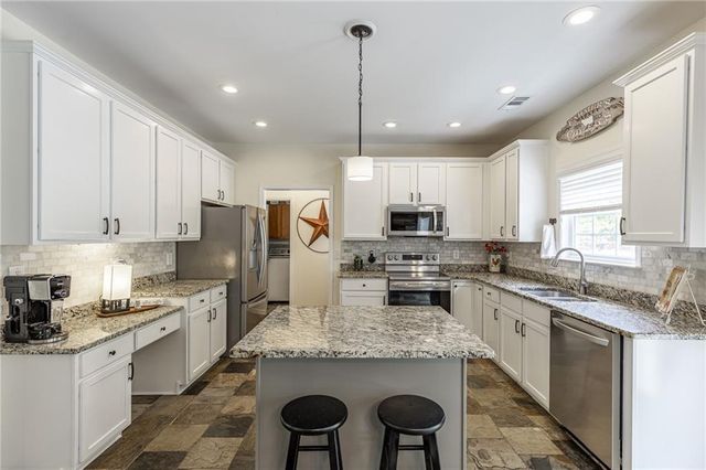 933 Cruce Lake Drive, Hoschton, GA 30548