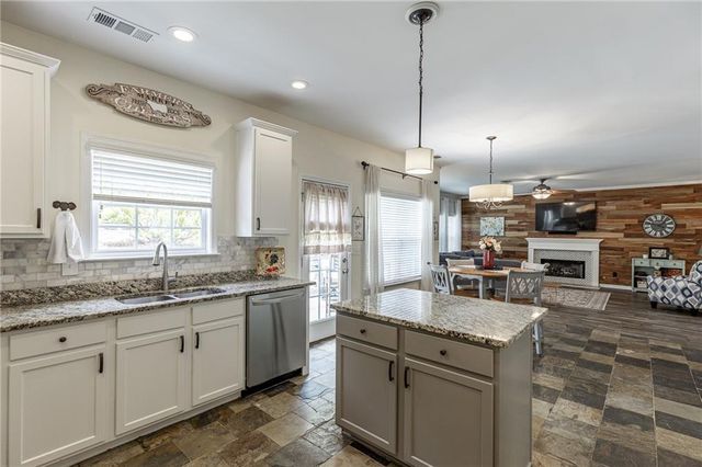 933 Cruce Lake Drive, Hoschton, GA 30548
