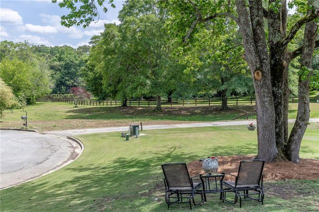 933 Cruce Lake Drive, Hoschton, GA 30548